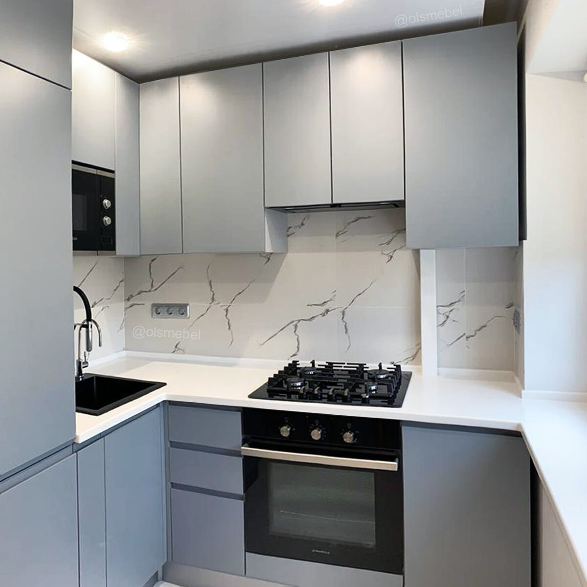 На фото угловой гарнитур для маленькой кухни , произведенный на заказ olsmebel. Размер  1,73/1,98м, высота 2,34м. Листайте - здесь две фотографии и проект кухни с размерами. 