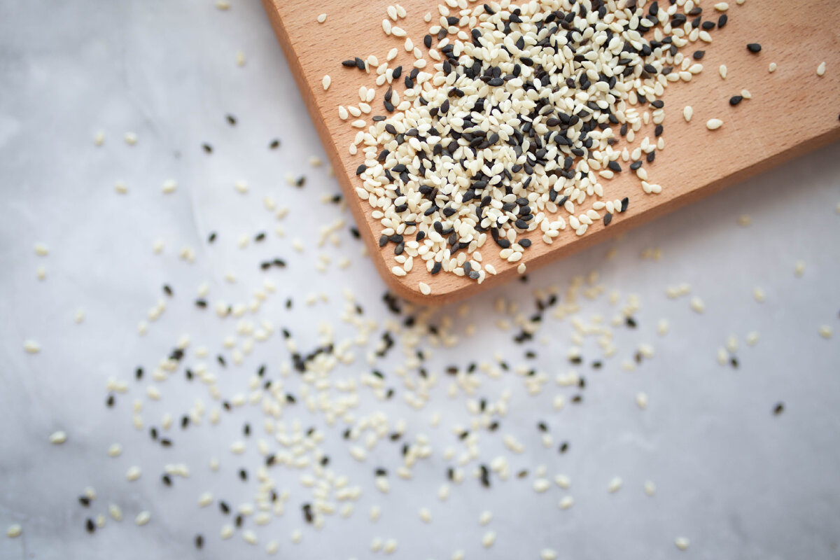 На фото семена черного и белого кунжута