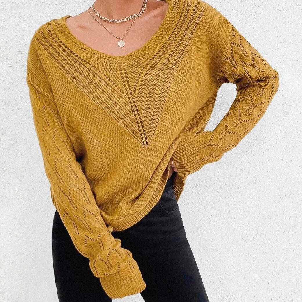 Горчичный пуловер с треугольной кокеткой