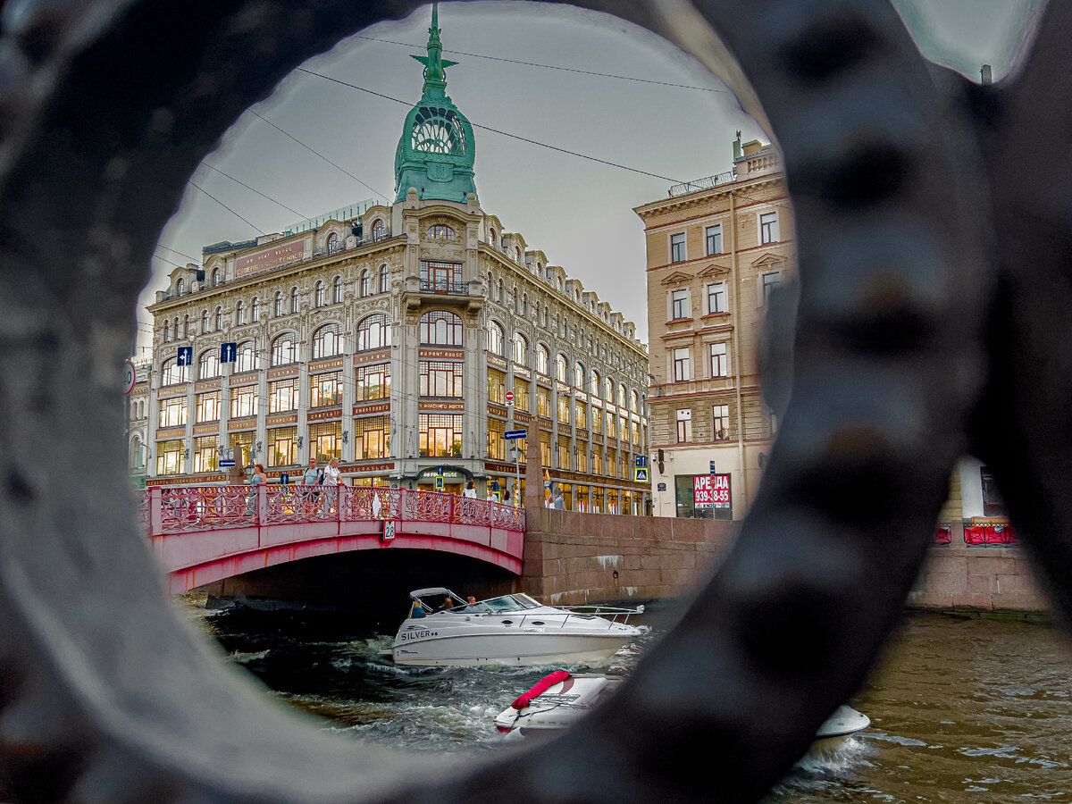 Вид на Красный мост через чугунные перила. Личный фотоархив.