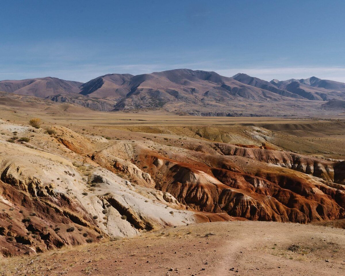 МАРСИАНСКИЕ ПЕЙЗАЖИ. Недалеко от границы с Монголией вы сможете очутиться среди пустынных марсианских и лунных пейзажей
