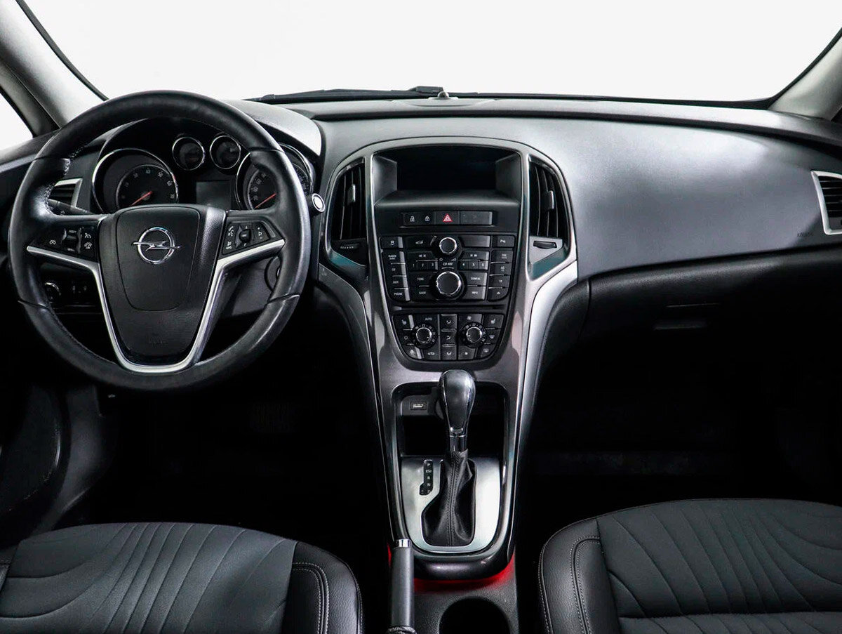 это седан симпатичен не только снаружи, но и внутри