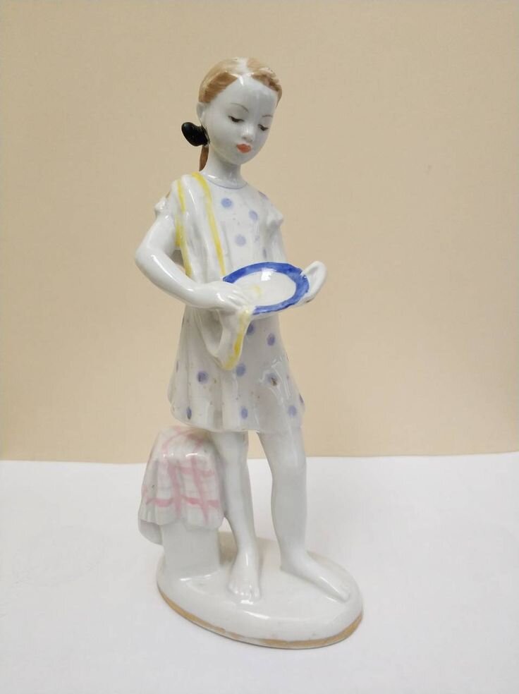 "Юная помощница" ("Дежурная"). Варианты росписи. Самый распространённый вариант - голубое платье, чёрный бантик. Фото взято с просторов интернета в целях иллюстрации.