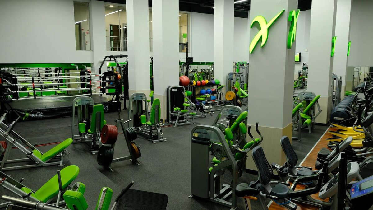 Внутри фитнес-клуба X-Fit на Авиамоторной