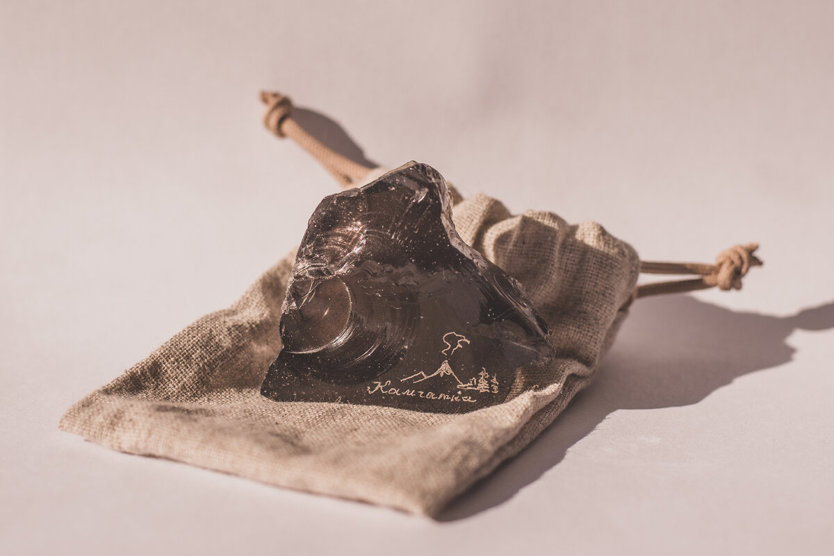 Обсидиан (вулканическое стекло).