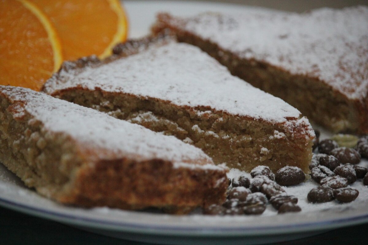 Густая начинка из миндаля на песочном тесте - классический тарт скандинавской кухни. Очень вкусно с кофе и апельсинами🥰