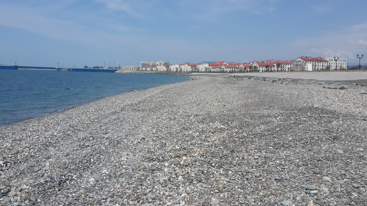 2014. Гравийно-галечный пляж между портом "Имеретинский" и мысом Константиновский  протяженностью до 400 м просуществовал до  2017 г.