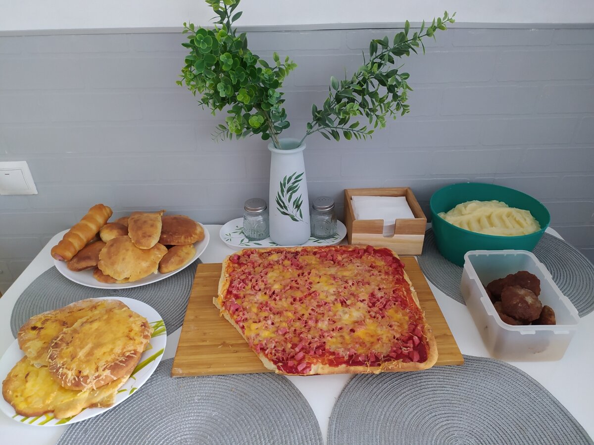 Пицца, колбаска в тесте, сырные лепешечки, пюре и котлетки. 