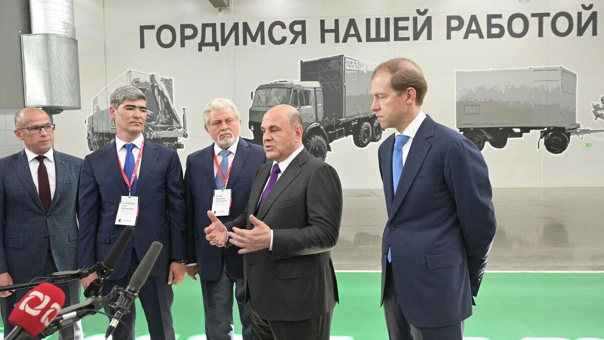    Премьер-министр России Михаил Мишустин и вице-премьер Денис Мантуров на предприятии АО "Концерн "Калашников" в Ижевске© РИА Новости / Александр Астафьев