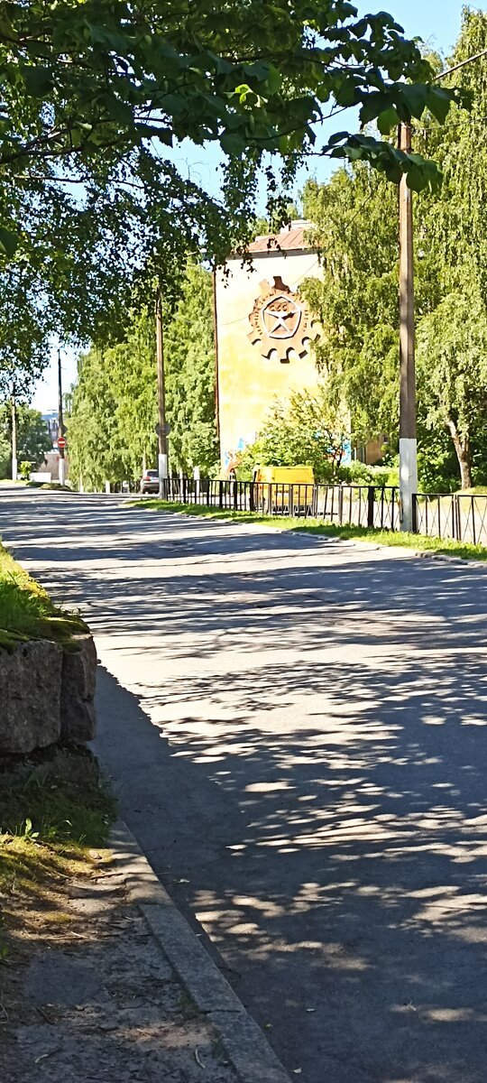 При въезде в центр города Вас встречает угаженное ржавой советской гайкой здание. 