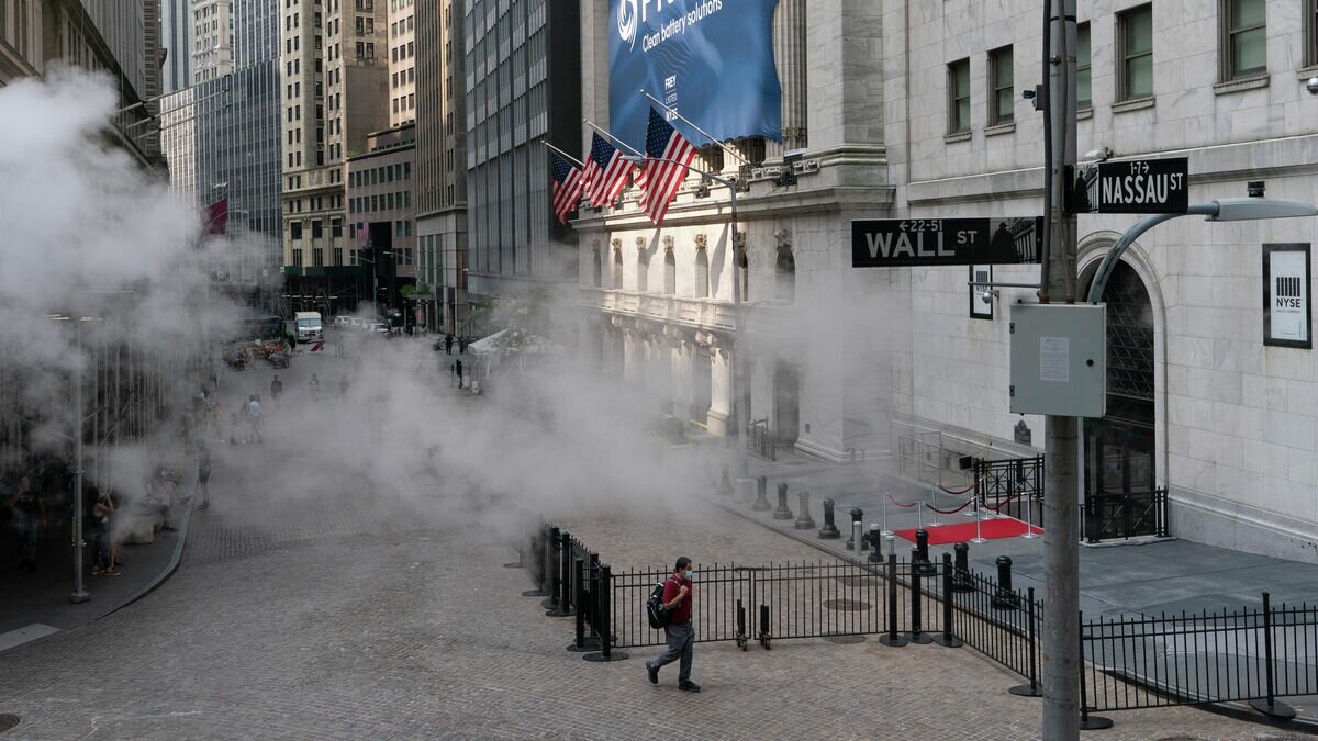    Улица Уолл-стрит в Нью-Йорке© AP Photo / Mark Lennihan