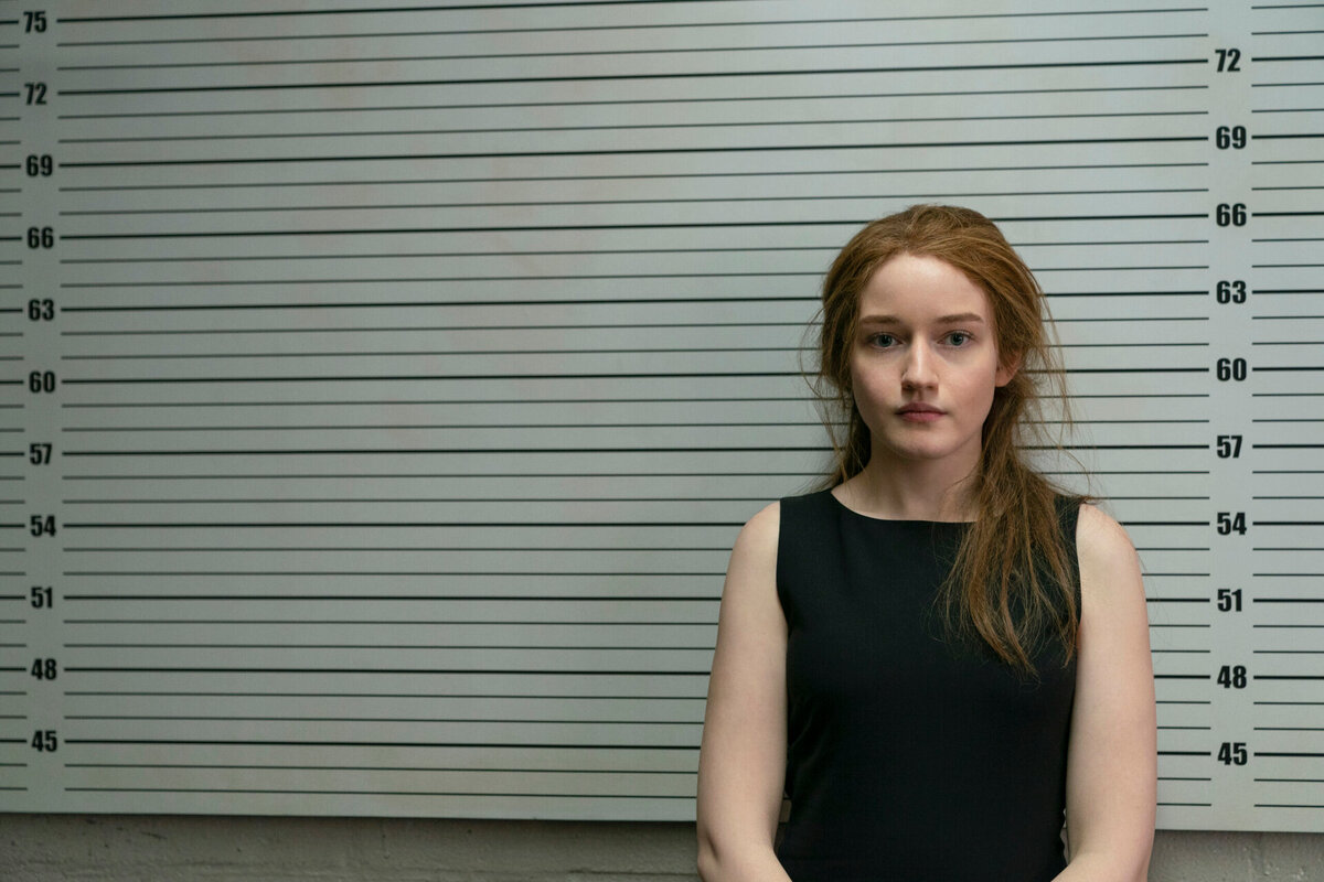 кадр из сериала "Изобретая Анну"