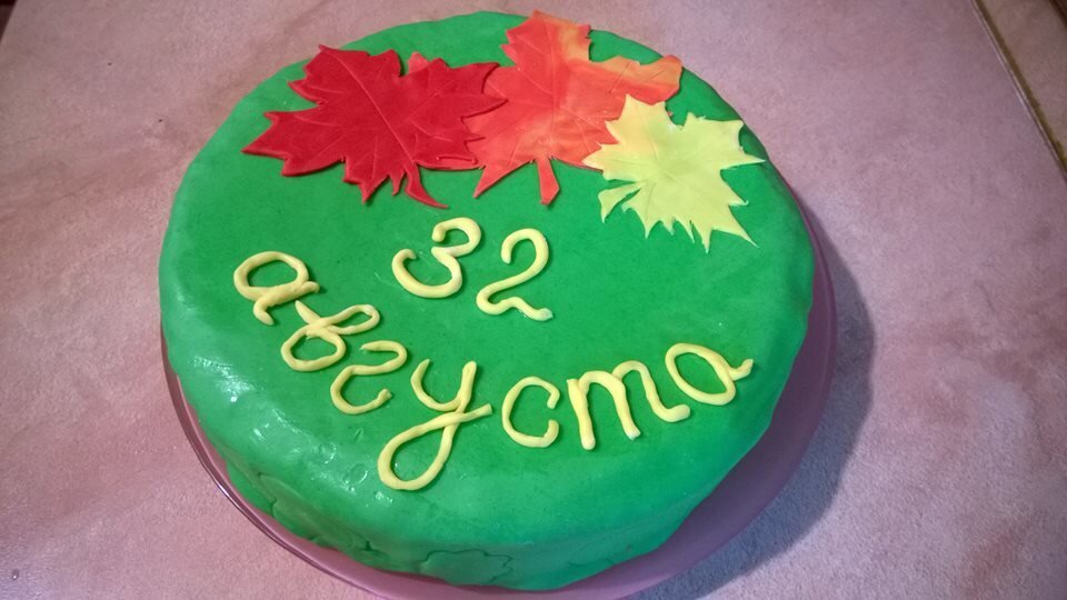Однажды мои внуки получили от своей мамы вот такой торт к дню Знаний - 1 сентября.