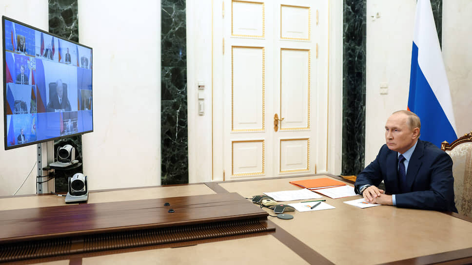 Фото: пресс-служба президента РФ📷Владимир Путин во время совещания с членами Совбеза