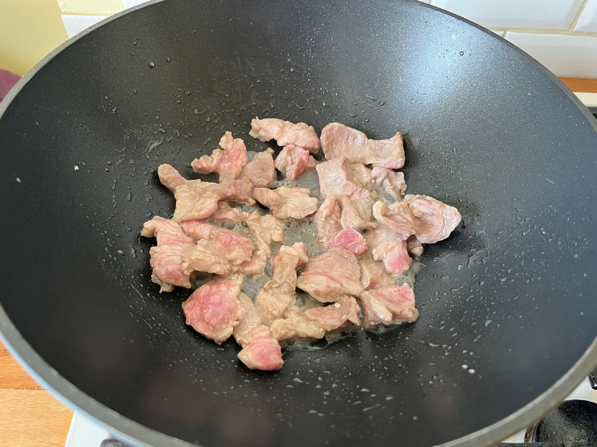 Нарезаем мясо тонкими ломтиками (толщина 2-3 мм). Обжариваем на разогретой сковороде с растительным маслом минут 10. Огонь средний