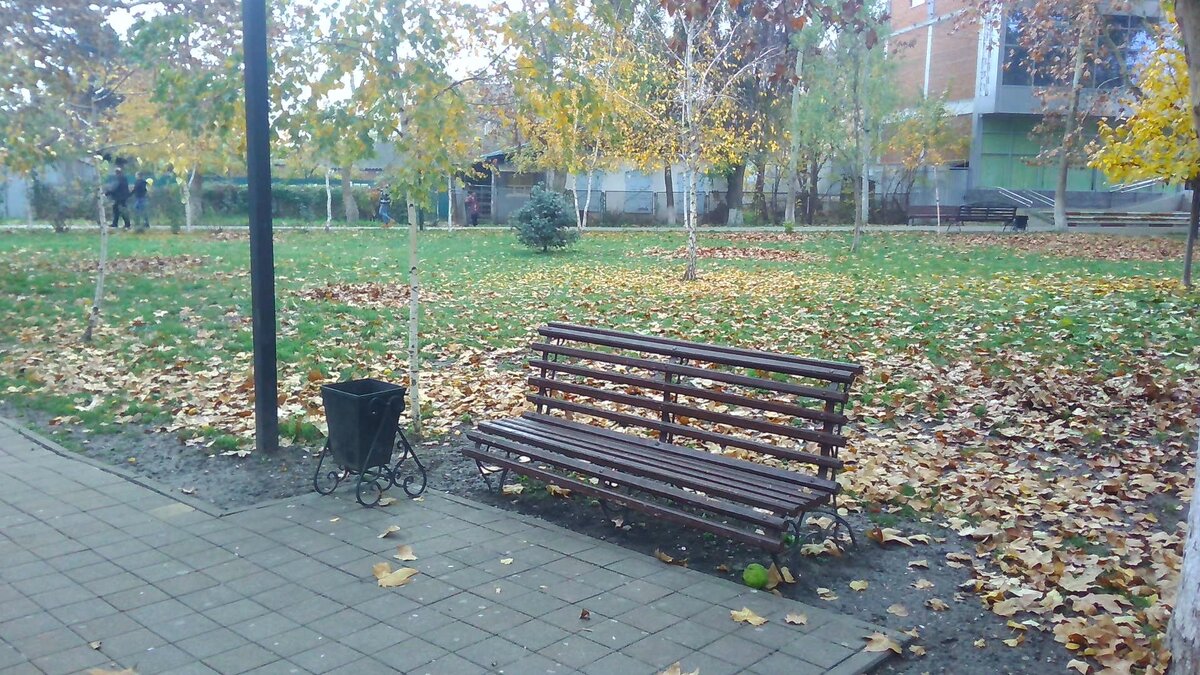 Чистые лавочки для отдыха в ухоженном парке. Приятно посидеть, отдохнуть, подышать свежим воздухом.