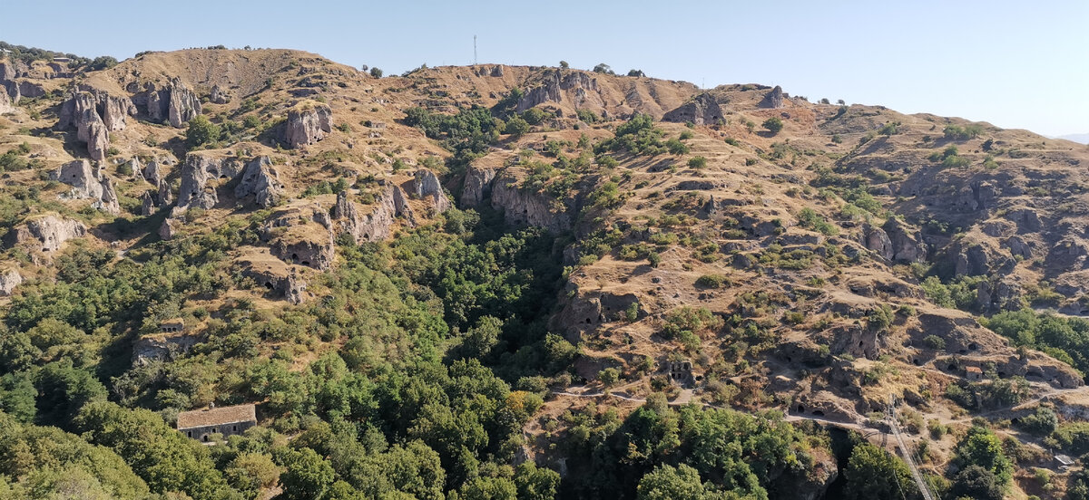 Таким пейзажем встречает нас пещерный город. От него остались только черные пятна входов в "квартиры"