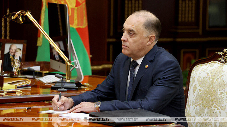  Александр Вольфович"Мы все четко должны прописать, чтобы заранее все знали. Особенно в нашем обществе - каким образом мы будем защищаться, как мы будем обороняться, какие будут наши действия", - добавил глава государства.Что касается необходимости обновления концепции, Александр Лукашенко констатировал, что ситуация меняется. "Вы лучше меня это понимаете и знаете, привлечены были к подготовке прежних концепций. На каком уровне мы сегодня находимся при подготовке новой редакции Концепции национальной безопасности?" - поинтересовался он.-0-Лукашенко рассказал, к чему должны быть подключены все - от журналиста до ПрезидентаЛукашенко поручил ввести лицензирование в образовании и "зачистить все до невозможности"Лукашенко: хотят новую Украину здесь в Беларуси создать. Это недопустимо!Лукашенко поручил подготовить президентское мероприятие по вопросам обороны государства