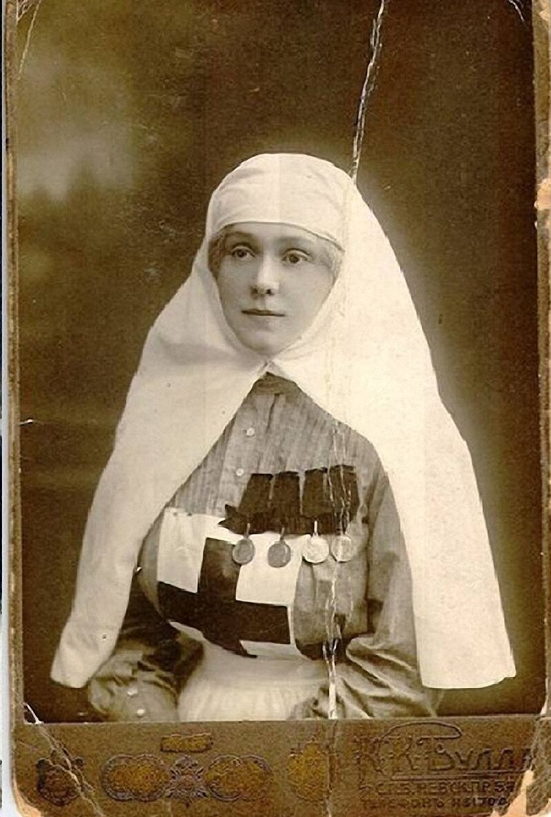 странно, что на фото 4 медали, а не 2...