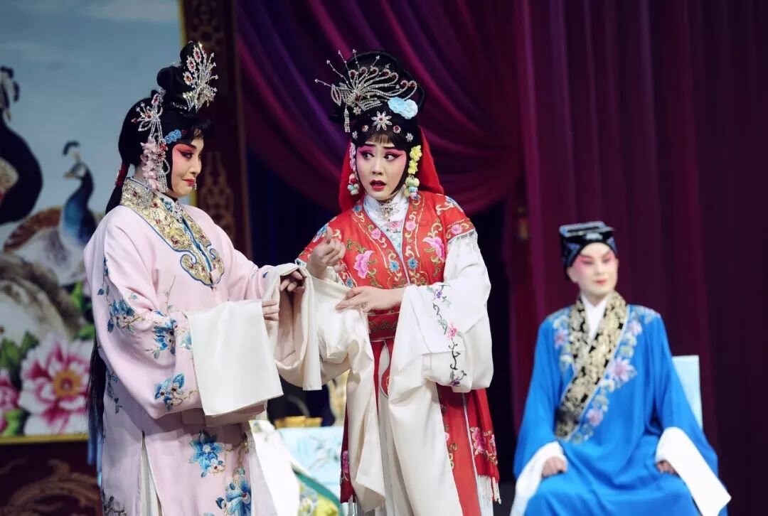 Ин-ин, служанка Хун и позади господин Чжан. 