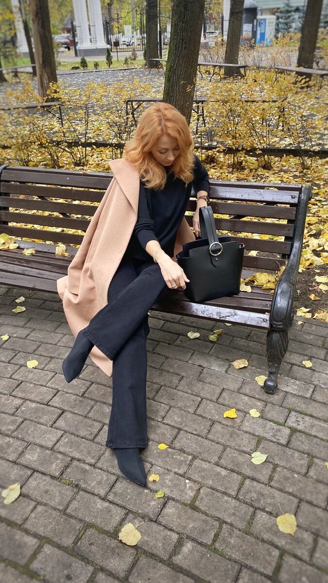 Один из самых любимых образов этой осенью. На мой взгляд, чёрные джинсы – это самая нужная вещь в гардеробе на холодное время года. 