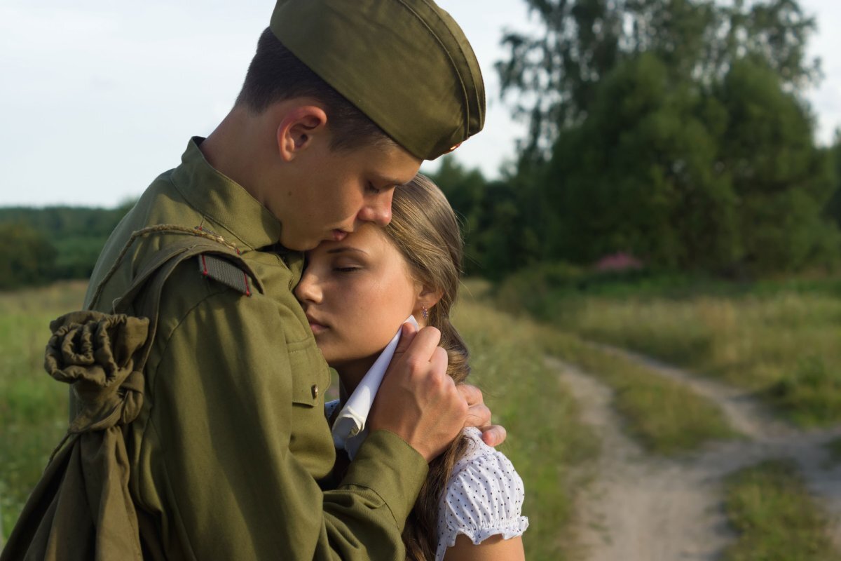 Крупным планом солдат и родина