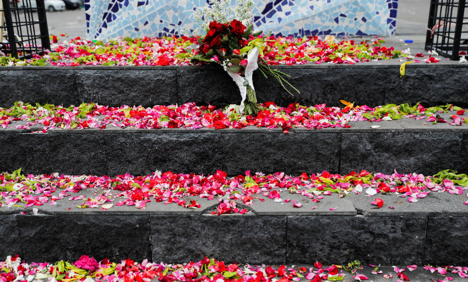    Жители Маланги приносят цветы к стадиону. Фото: Reuters