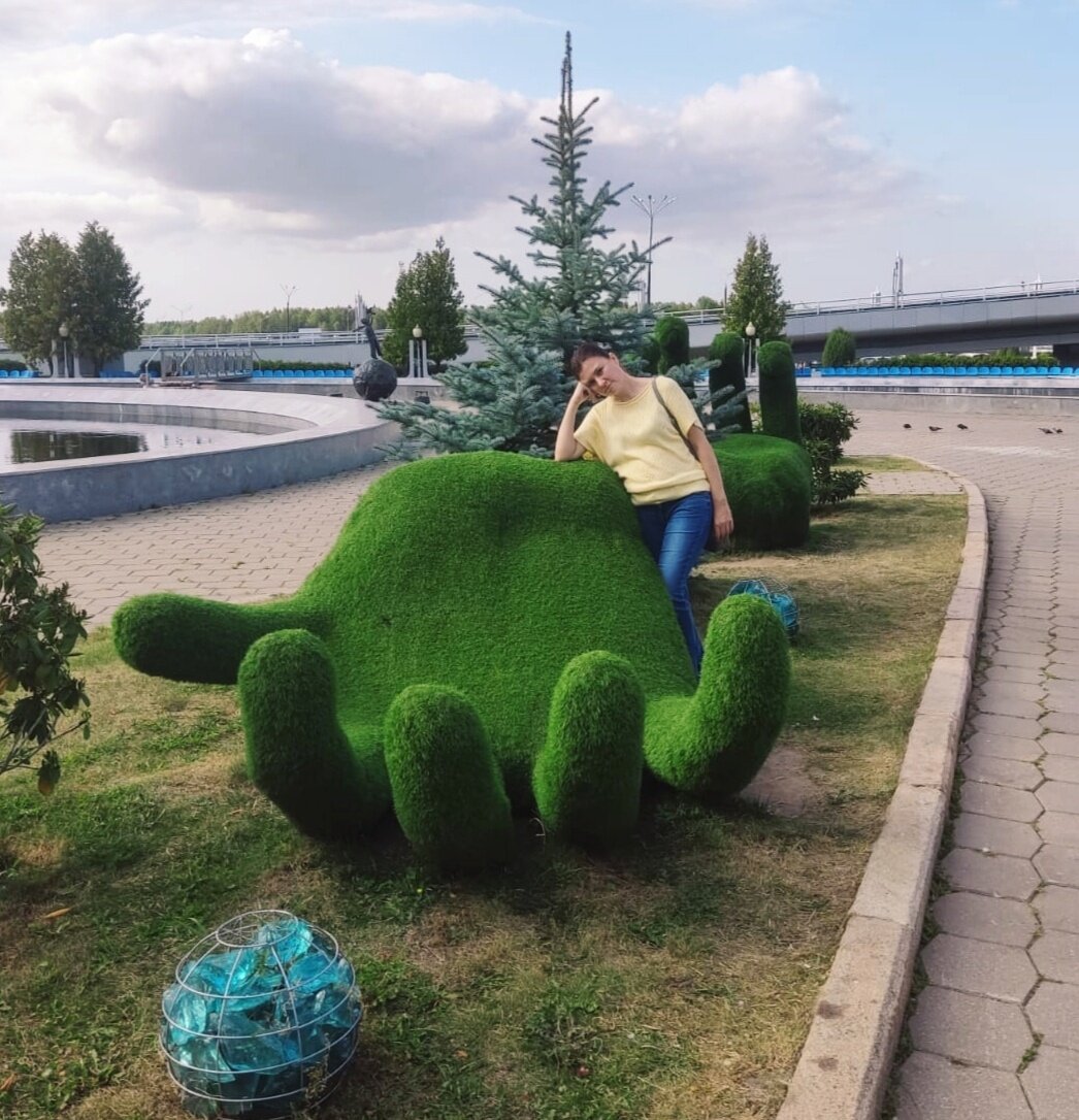 Фотография не очень хорошо получилась (это муж меня сфотографировал около аэропорта в Минске, в августе), но мне показалось, что к этой статье именно она подходит лучше всего