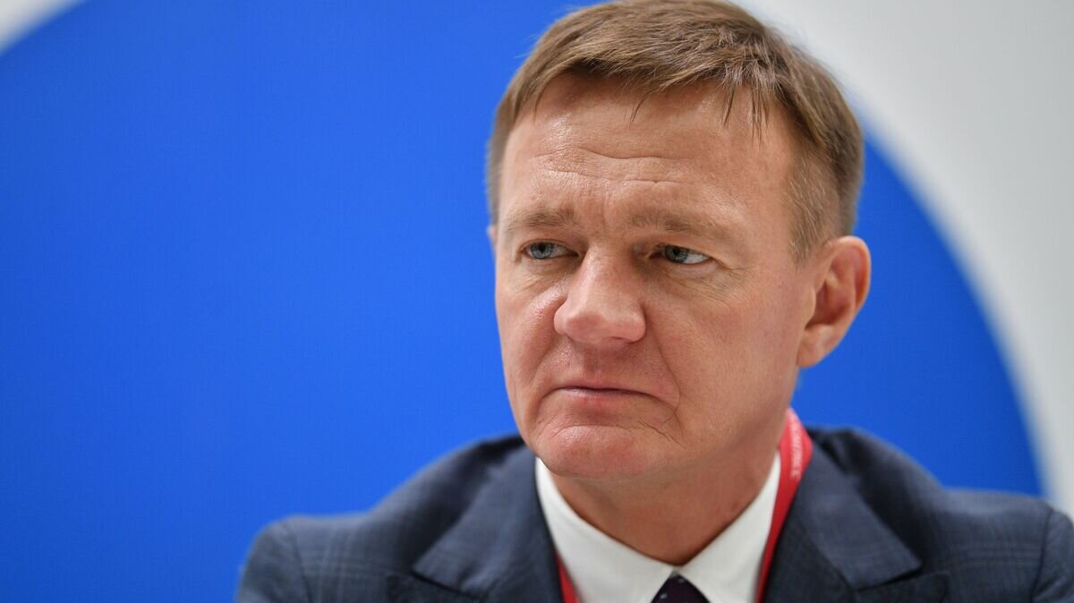    Временно исполняющий обязанности губернатора Курской области Роман Старовойт во время интервью на стенде МИА "Россия сегодня" на Российском инвестиционном форуме© РИА Новости / Владимир Астапкович
