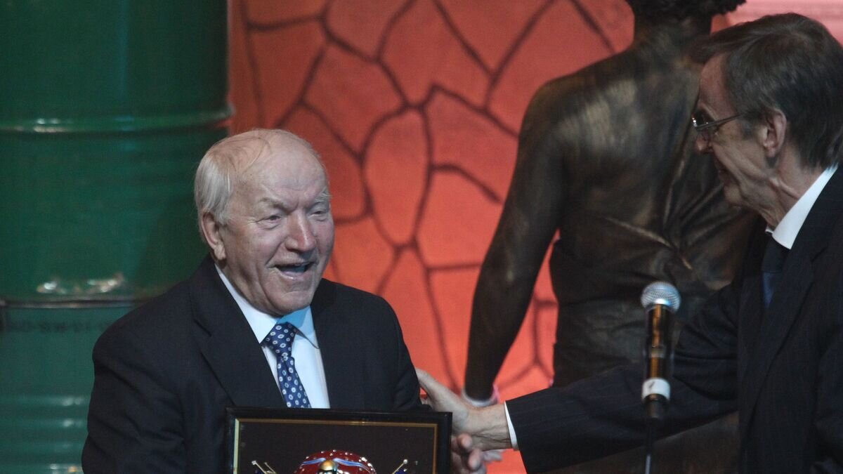    Президент ассоциации "Золотая маска" Георгий Тараторкин вручает награду Ивану Ромашко, удостоенному национальной театральной премии "Золотая маска" в номинации "За честь и достоинство"© РИА Новости / Владимир Федоренко