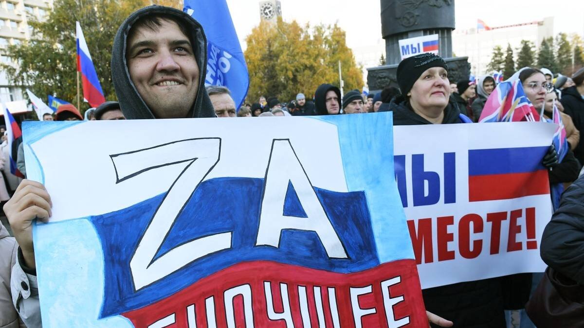    Люди на митинге-концерте «Мы вместе» в честь вхождения в состав России ДНР, ЛНР, Херсонской и Запорожской областей на Театральной площади Красноярска / Фото: РИА Новости