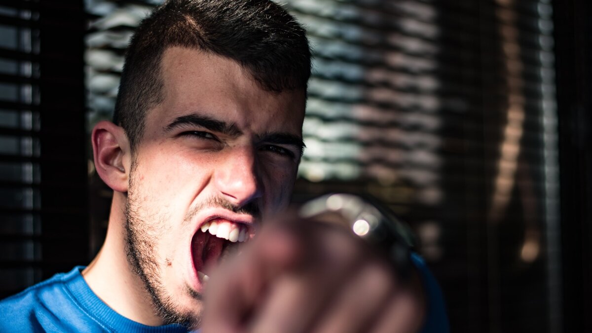     На работе граждане не могут обойтись без использования обсценной лексики.