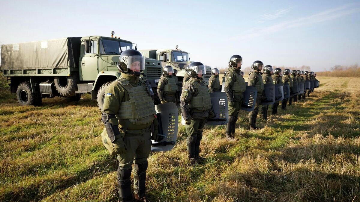    Сотрудники Госпогранслужбы Украины на границе с Белоруссией© AP Photo / Ukrainian Police Press Office