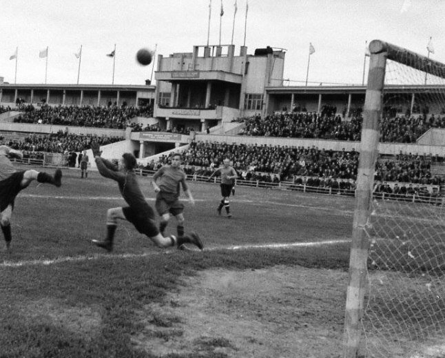 Встреча команд "Спартак" (Казань) и "Дом офицеров" (Горький) на первенстве РСФСР по футболу, 1952 г. Изображение из собрания Национального музея. 