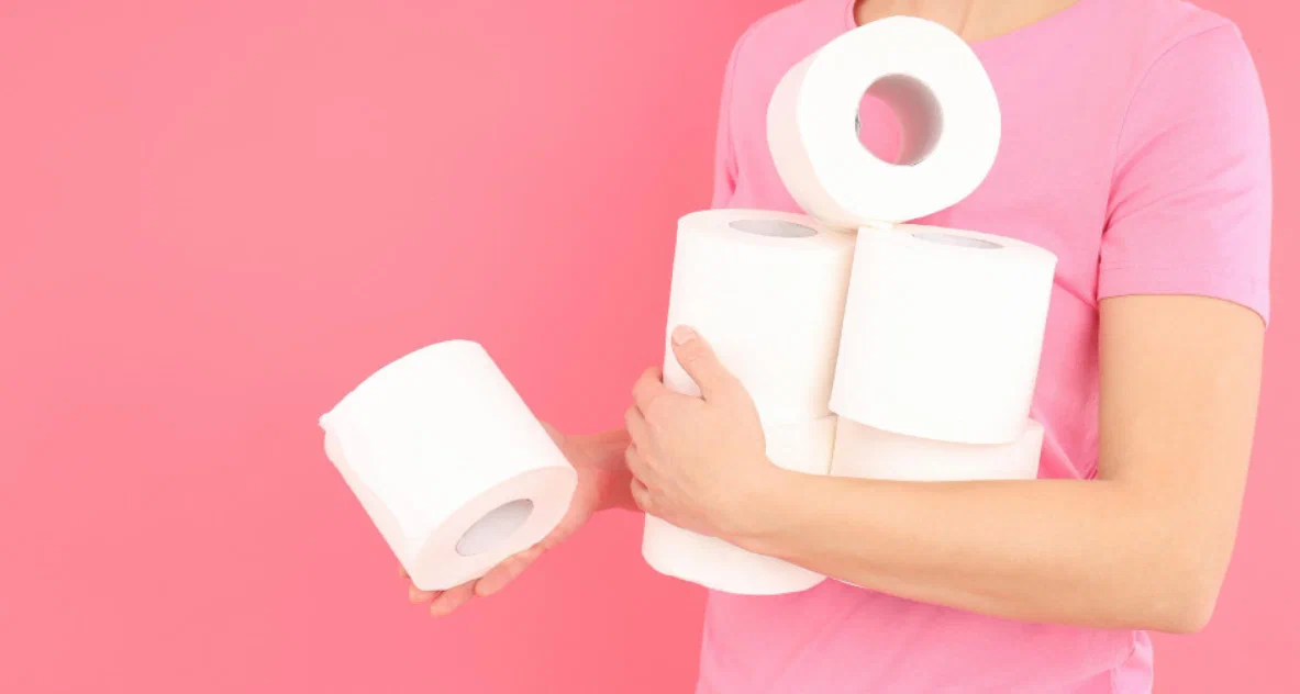 Женщина бумага. Toilet paper and hemorrhoids. Woman holding Toilet paper tube.