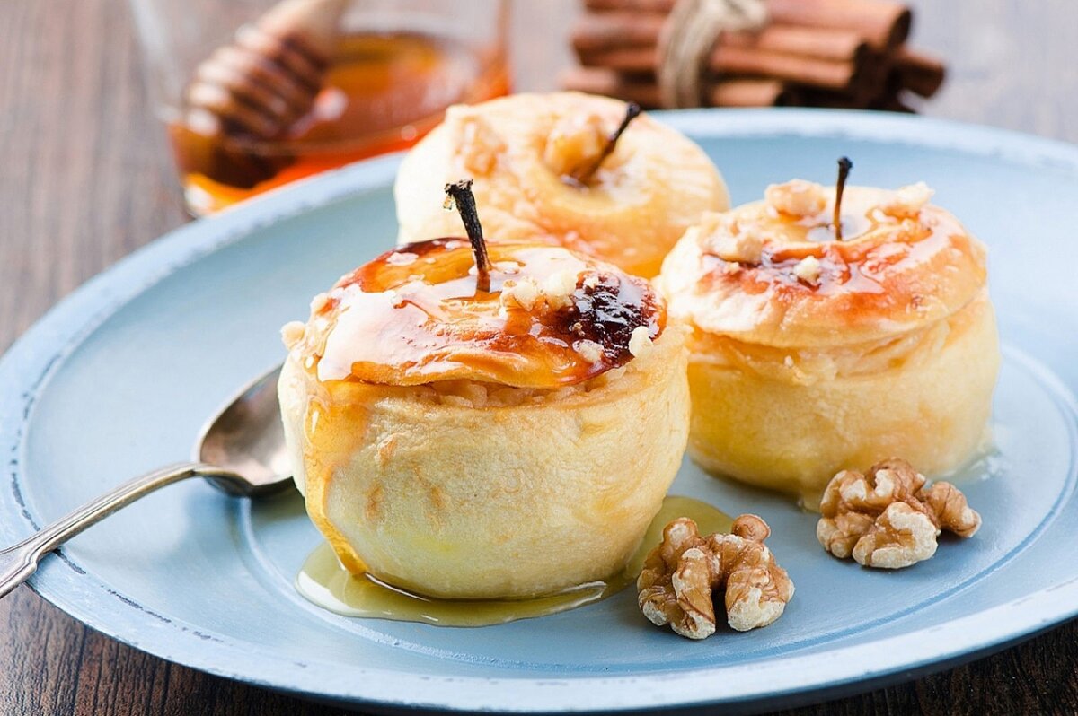 Рецепт печеных яблок с медом. Печеные яблоки. Яблоки запеченные с творогом. Печеные яблоки с творогом. Десерт печеное яблоко.