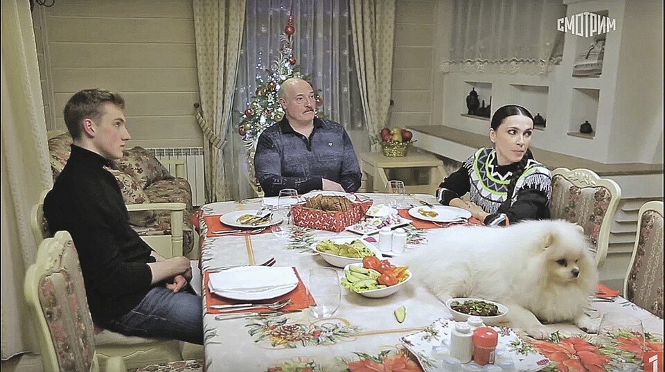     Когда Александр Лукашенко и его сын Коля давали интервью журналистке Наиле Аскер-заде, Умка, нисколько не смущаясь камер, влез на стол. Фото: youtube.com