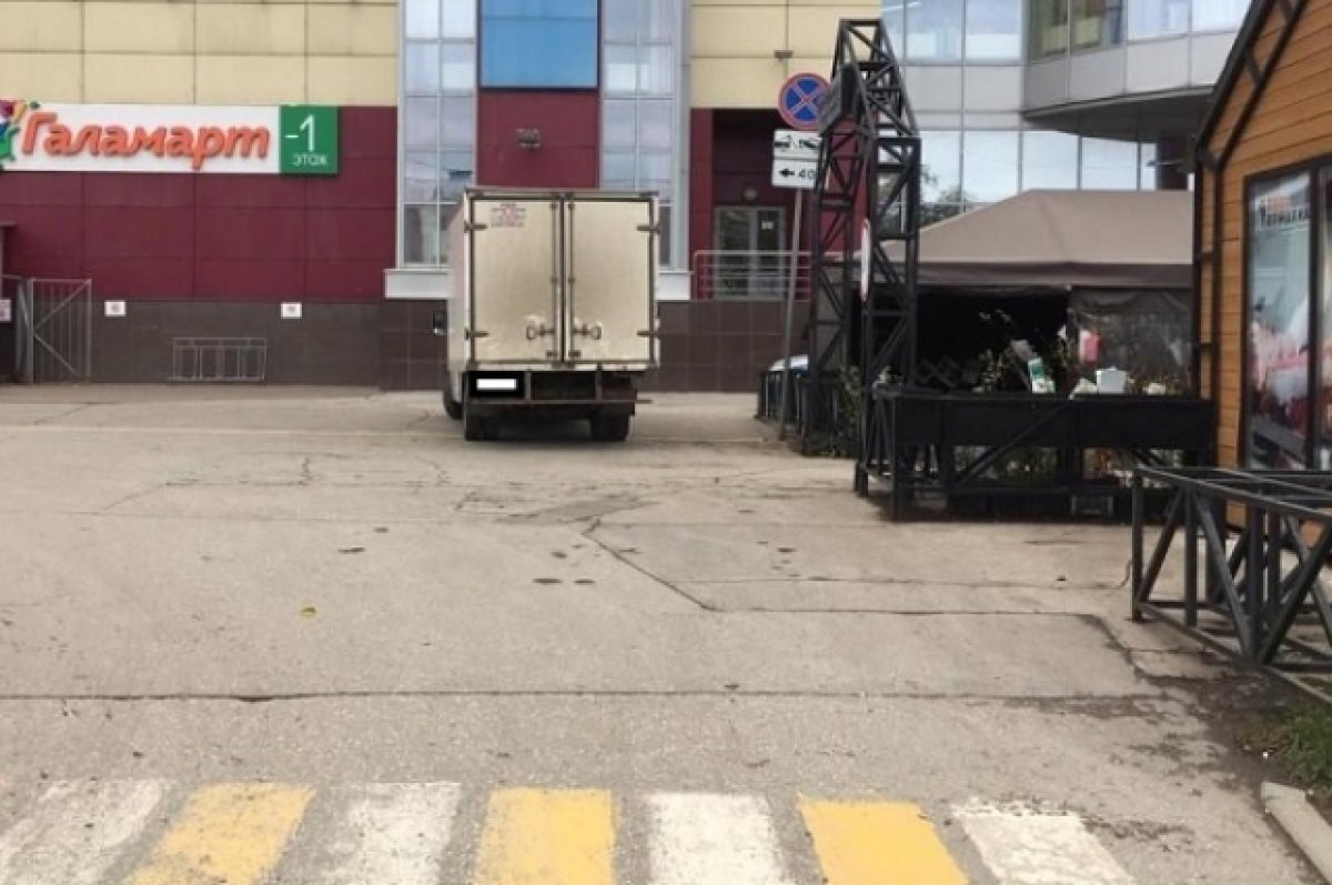    В Самаре на парковке ТЦ «Вива Ленд» водитель «ГАЗели» наехал на пенсионерку