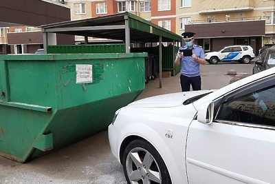    Автомобиль, припаркованный возле контейнерной площадки в Подмосковье ©сайт Главного управления содержания территорий Московской области