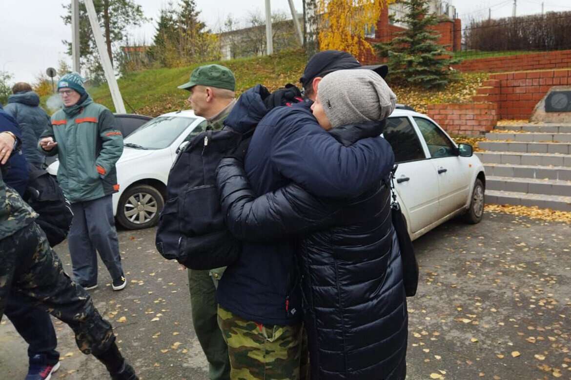 Не получится поставить нас на колени»: как города и села Татарстана  провожали воинов | Татар-информ | Дзен