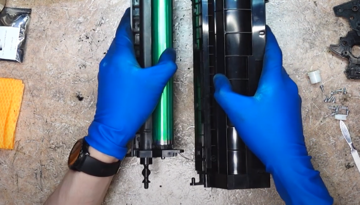 Фото 50. По обеим сторонам выводим войлочные уплотнители