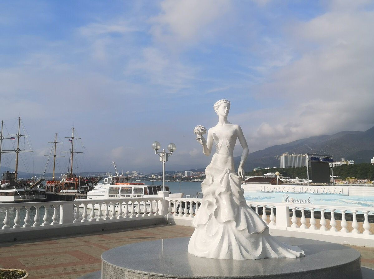 Белая невеста на набережной Геленджика
