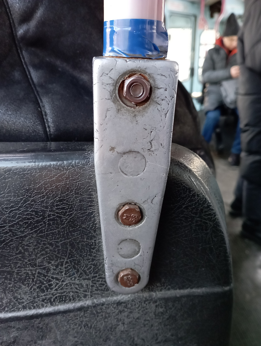 Самоделкину спасибо, поручень крепок и удобен