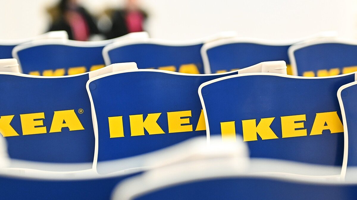    Флажки с логотипом в магазине IKEA© РИА Новости . Евгений Одиноков