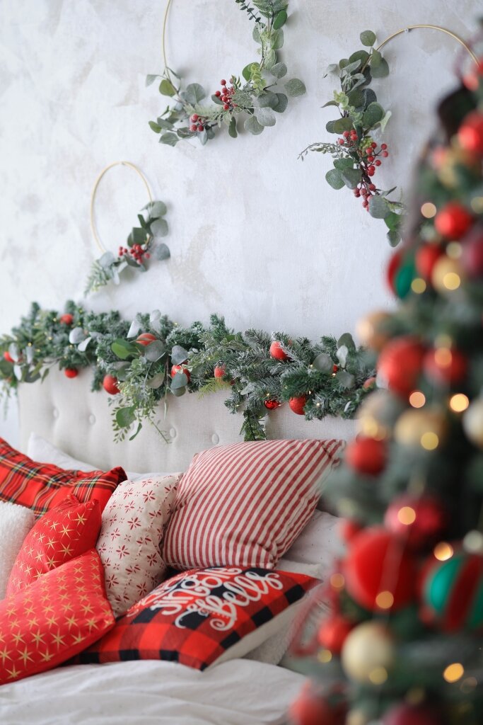 Как красиво украсить комнату к Новому году, интересные идеи праздничного декора