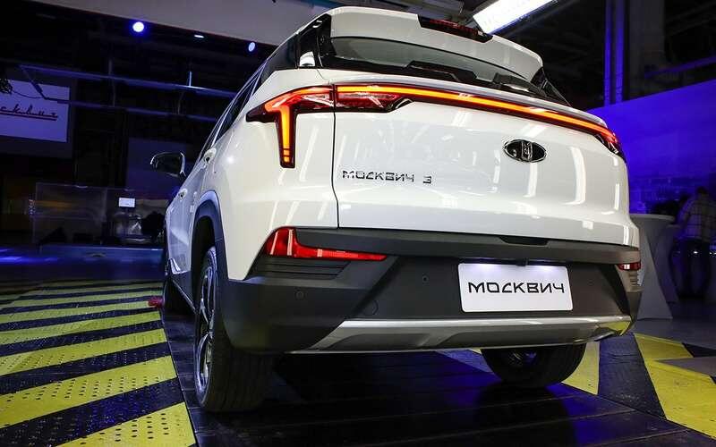 Теперь конвейер московского автозавода загружен китайскими машинами с русскими шильдиками. Привыкнем и к ним, как привыкли к Renault.