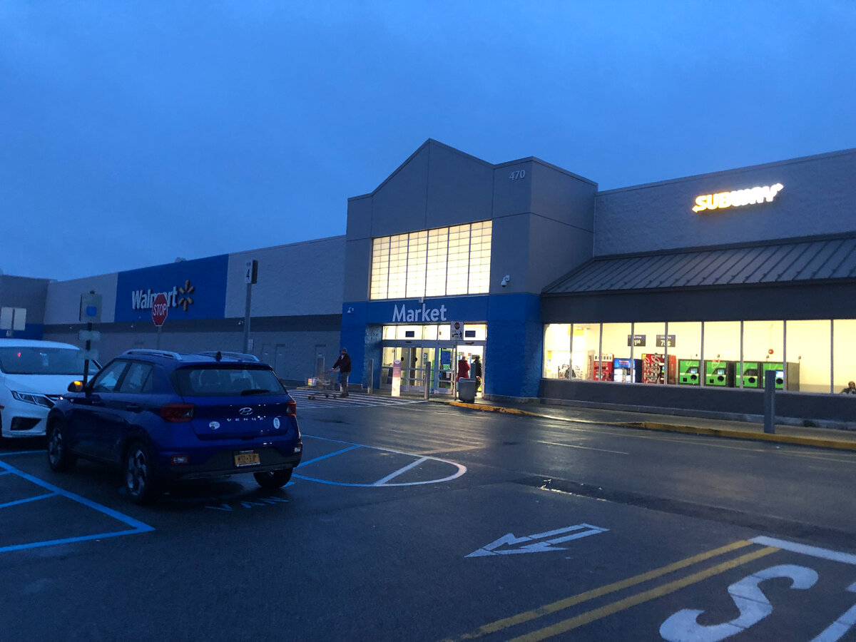 Вход в магазин. 