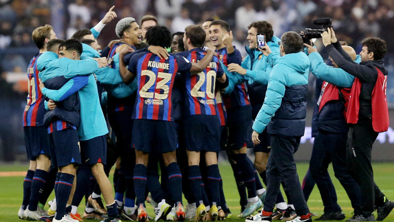    Футболисты «Барселоны» празднуют победу над «Реалом» в финале Суперкубка Испании.