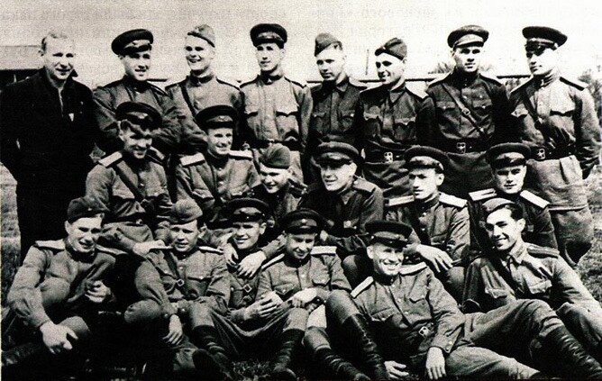 На снимке — знаменитая команда лейтенантов – московский ЦДКА образца 1943 года.
В 1942 году футболистов ЦДКА, имевших среднее образование, отправили для краткосрочного обучения на военный факультет Института физкультуры. По окончании курсов 16 игроков получили погоны младших лейтенантов.
Петр Петрович Щербатенко. Уроженец Таганрога.
До 1938 год играл за команду ростовские «Динамо» и РоДКА (сейчас СКА),
С 1938 по 1948 год выступал за московские ЦДКА и ВВС.
С осени 1956 по 1957 год тренировал команду «Шахтер» (Шахты).
двукратный чемпион СССР.
П.Щербатенко третий справа в верхнем ряду.