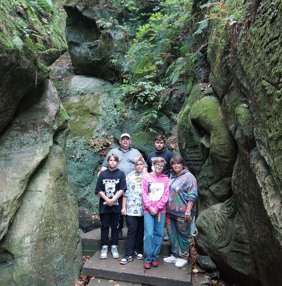 Тут ещё старшенького не хватает)))